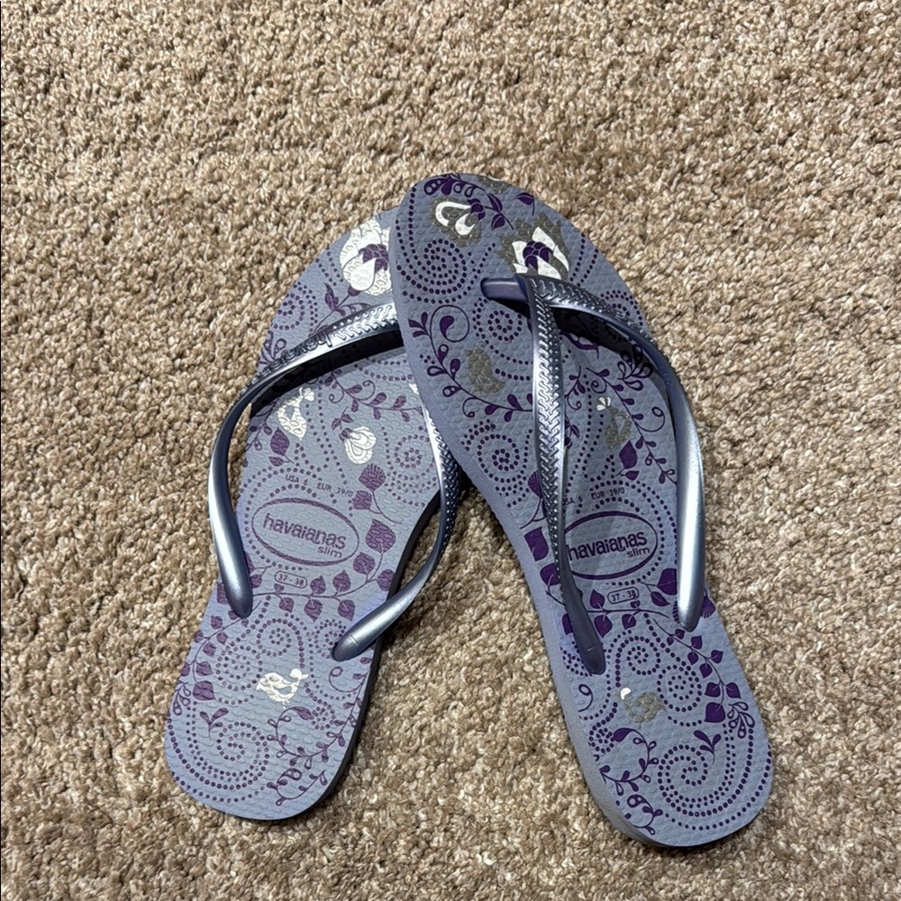 Havaianas Purple Sandals with Decorative Pattern